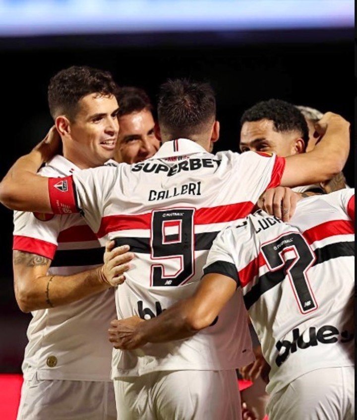 El festejo de Calleri con sus compañeros.