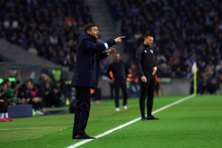  Martín Anselmi durante el match ante Porto.