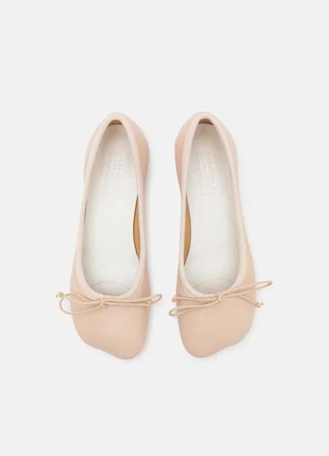 Bailarina de punta cuadrada rosita de MM6 Margiela, a la venta en Zalando, 306 euros.