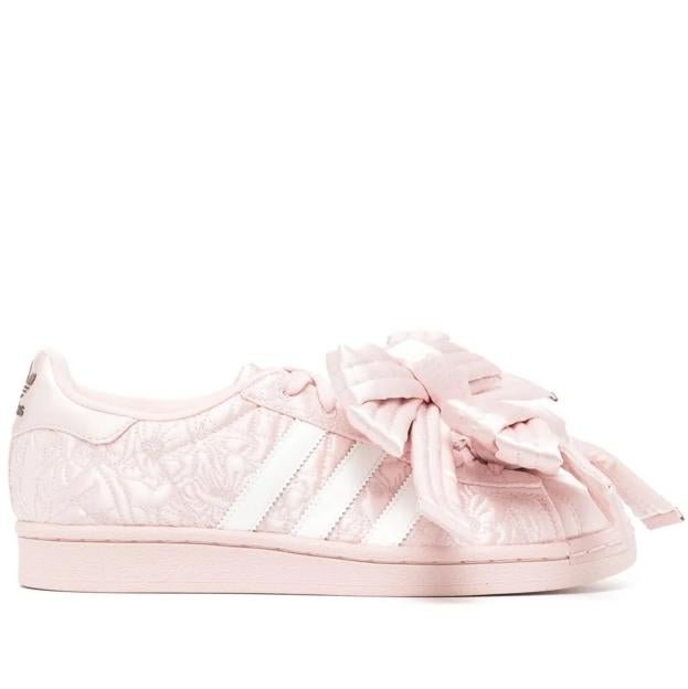 Zapatillas Superstar de adidas x CAROLINE HU, 353 euros.