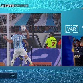 Video: el penal que pidió todo Boca y que Falcón Pérez no cobró a pesar de ir al VAR