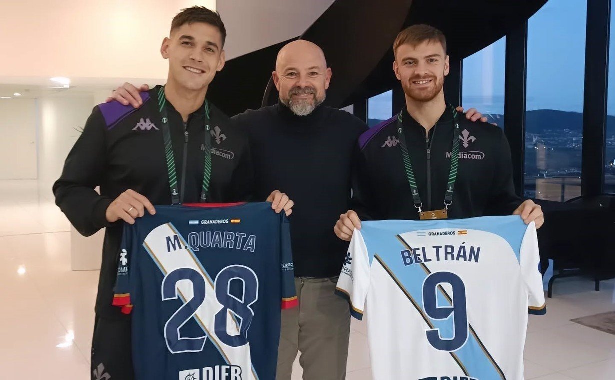 Beltrán y Martínez Quarta, con la camiseta suplente y titular respectivamente del Club Argentino.