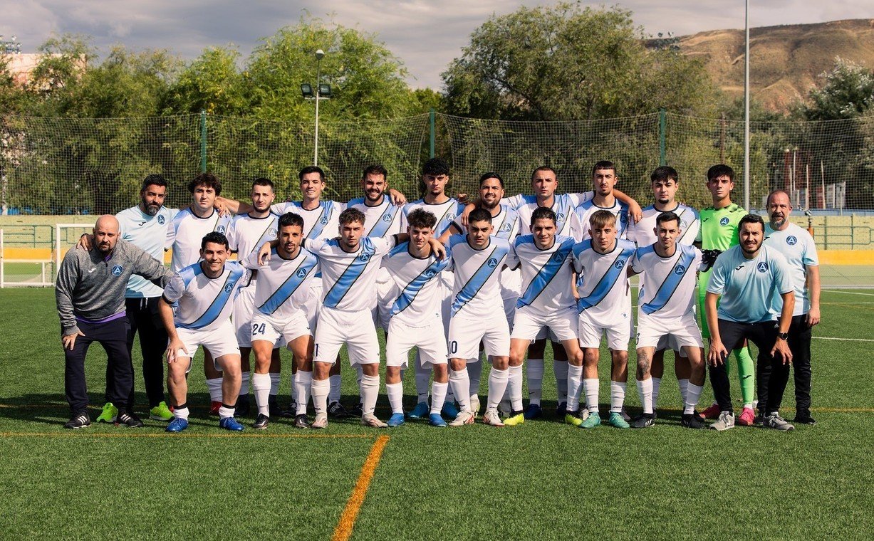 La formación del Club Argentino, con las camisetas que hacen alusión tanto a los Granaderos como a los colores patrios (FOTO: Gentileza Club Argentino).