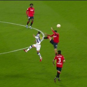 Video: brutal patada y roja ¡por VAR! para el Osasuna