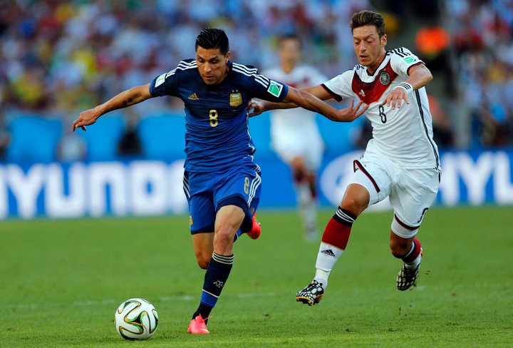 Ozil contra Enzo Pérez en la final del Mundial 2014.