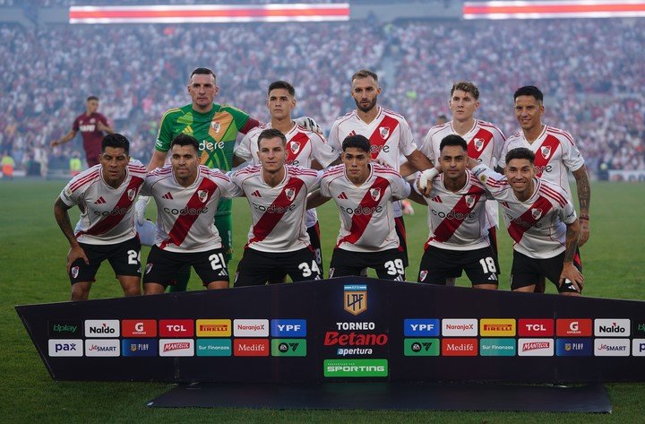 El 11 de River ante Lanús. (Foto: Marcelo Carroll)