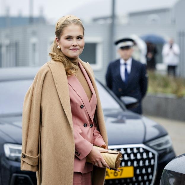 El look de Amalia de Holanda para bautizar al buque de guerra Den Helder. 