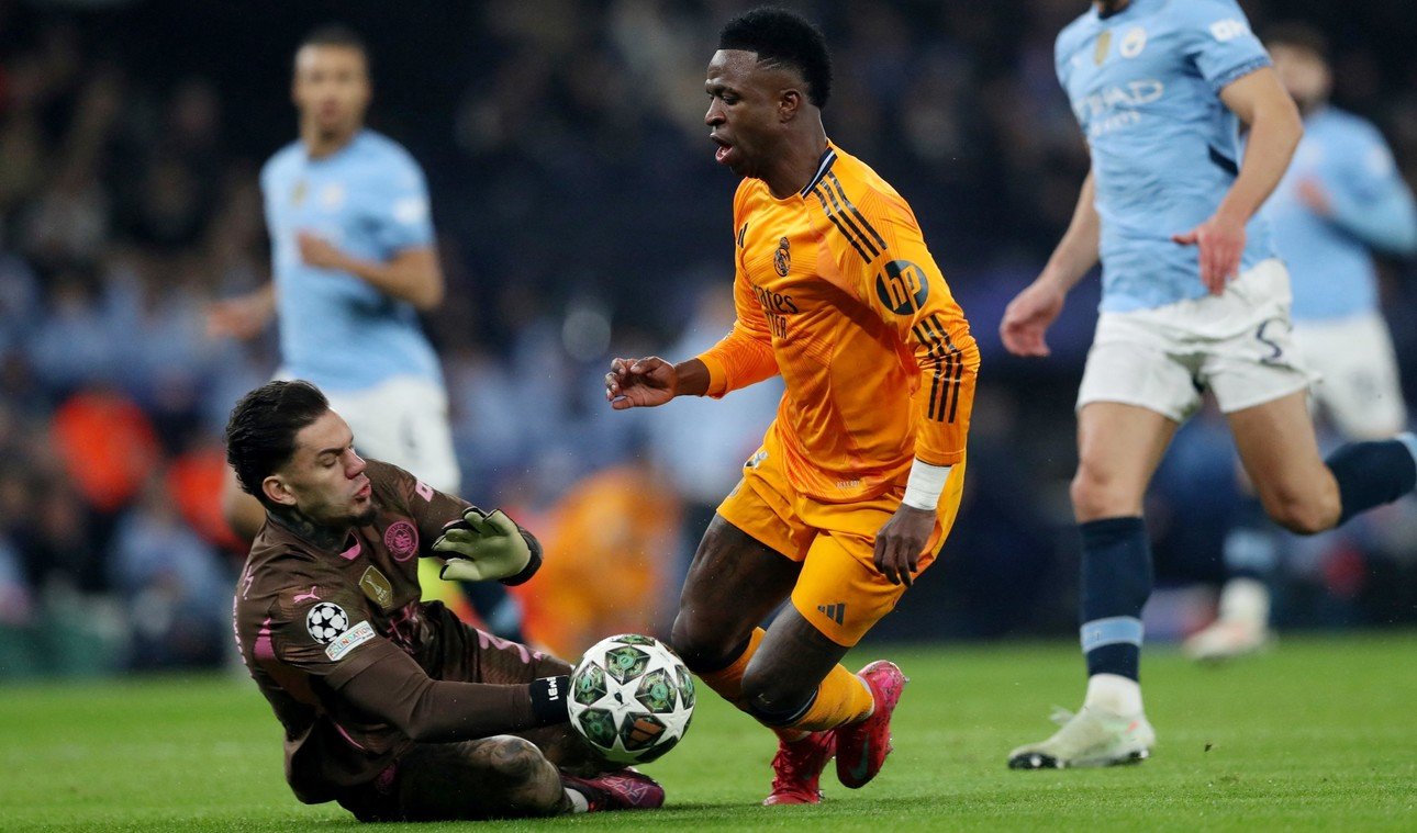 Ederson le contiene un remate a Vinicius. (FOTO: REUTERS).