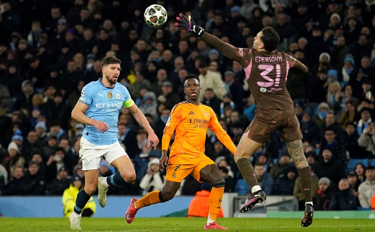 Vini pasa la pelota por sobre la humanidad de Ederson, en la génesis del 3-2. (FOTO: AP).