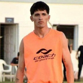 Conmoción en el fútbol argentino: falleció un jugador de 20 años tras desplomarse en un partido