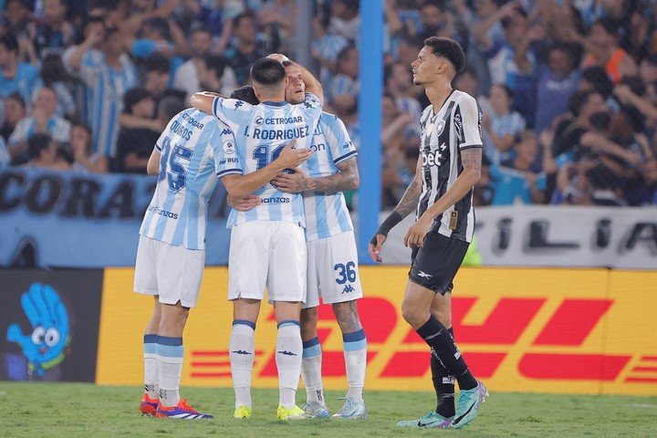 Racing celebra el triunfo ante Botafogo. (EFE)