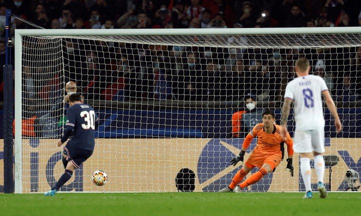 Courtois y el penal ante Messi. (REUTERS/Gonzalo Fuentes)