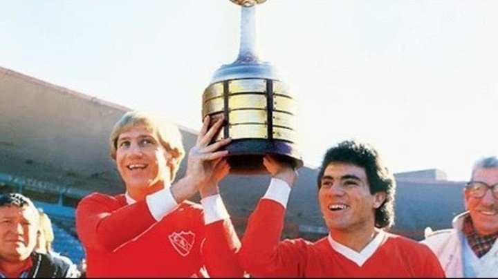 Independiente con la Libertadores 1984; Trossero y Carlos Enrique.