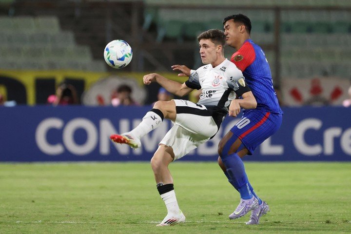 AMDEP2700. CARACAS (VENEZUELA), 19/02/2025.- Samuel Sosa (d) de Universidad Central disputa un balón con Breno Bidon de Corinthians este miércoles, en un partido de la segunda ronda de la Copa Libertadores entre Universidad Central y Corinthians en el estadio Olímpico UCV en Caracas (Venezuela). EFE/ Miguel Gutiérrez