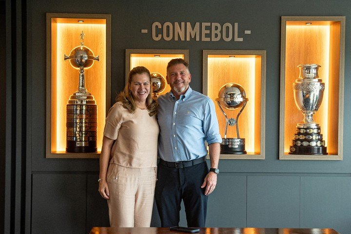 Alejandro Domínguez junto a la Ministra de Salud de Paraguay. (Foto: Conmebol) 