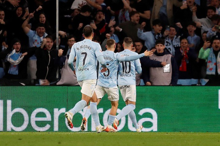 Los jugadores del Celta celebran el primer gol del equipo gallego (EFE).