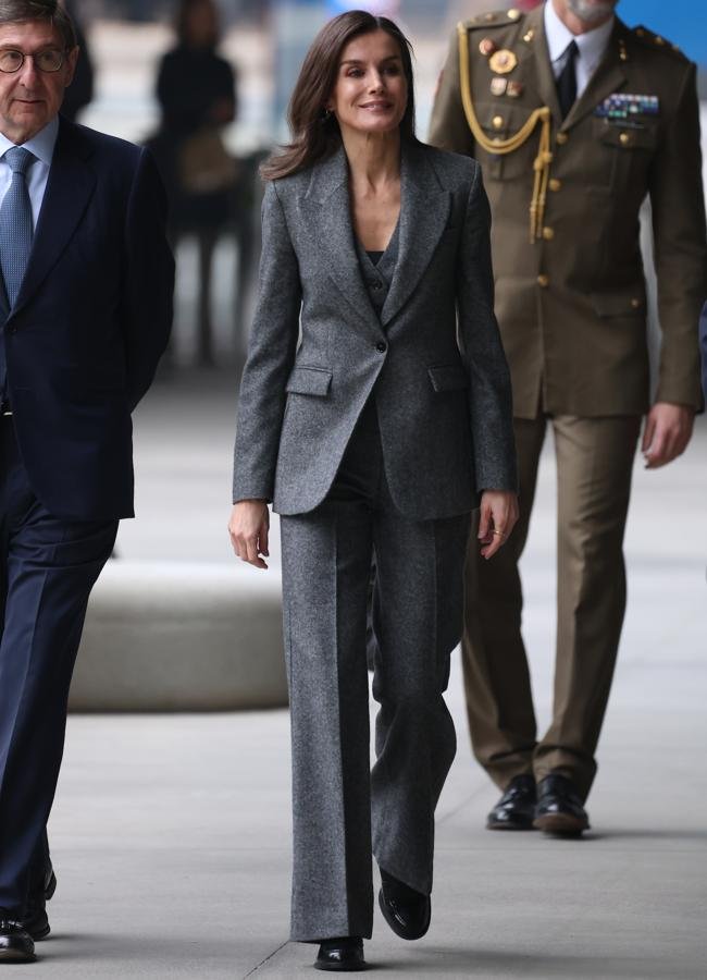 La reina Letizia con un traje gris de Mango. Foto: Limited Pictures.