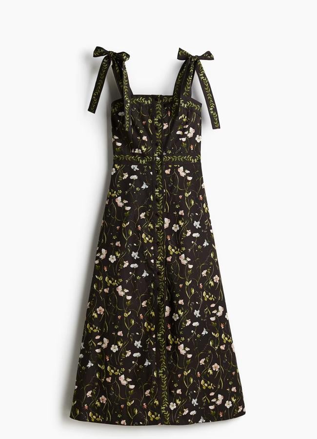 Vestido negro con estampado de flores, 44,99 euros.