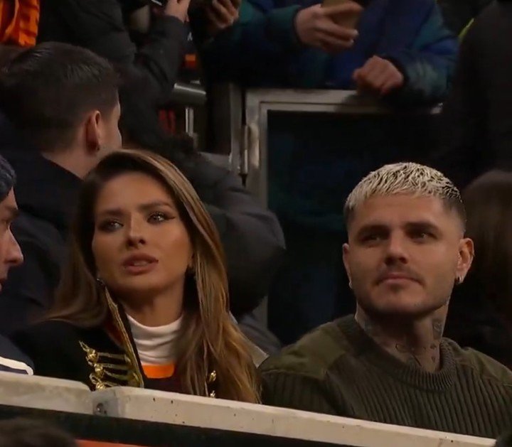 La China Suárez junto a Mauro Icardi en la cancha del Galatasaray, durante el clásico. (Foto: ESPN)