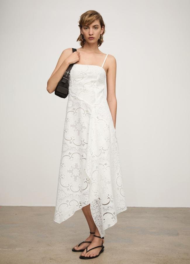 Vestido en blanco con bordados de Mango (49,99 euros).