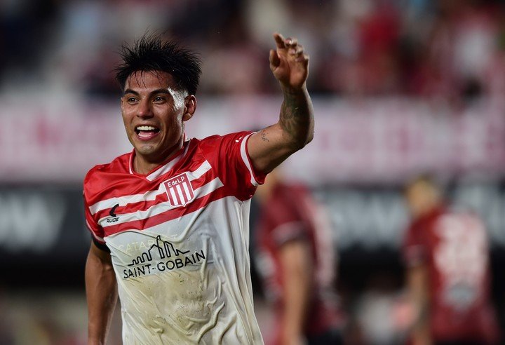 Santiago Arzamendia, festeja el gol de la victoria contra Central Córdoba. 