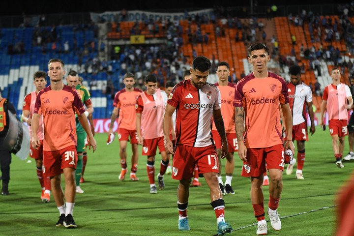 Los jugadores de River, luego del empate ante Godoy Cruz. Foto: Ramiro Gomez