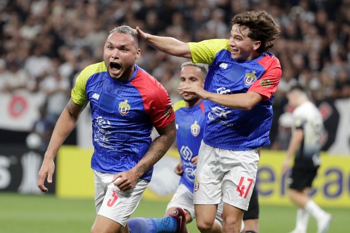 AMDEP3067. SAO PAULO (BRASIL), 26/02/2025.- Luis Adrián Martínez (i) de Universidad Central celebra un gol con Alexander Granko este miércoles, en un partido de la segunda ronda de la Copa Libertadores entre Corinthians y Universidad Central en el estadio Neo Quimica Arena en Sao Paulo (Brasil). EFE/ Sebastiao Moreira