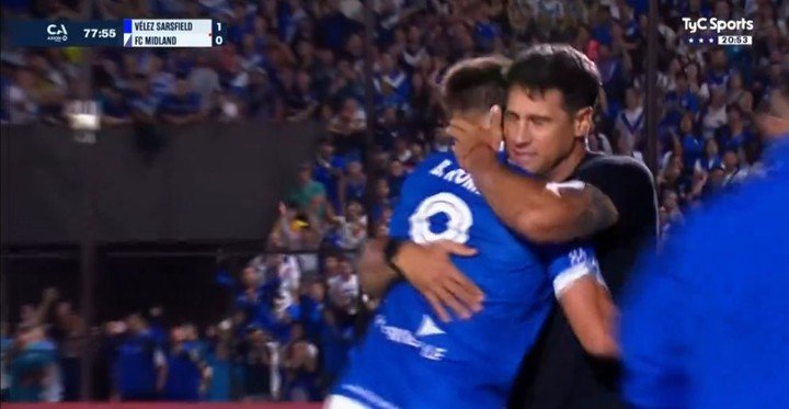 El abrazo entre Romero y Domínguez.