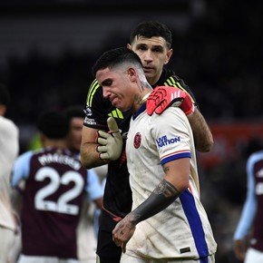 Enzo metió un gol pero Dibu festejó en el triunfo del Aston Villa