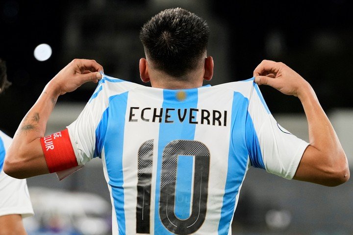 Claudio Echeverri festeja el gol (AP). 