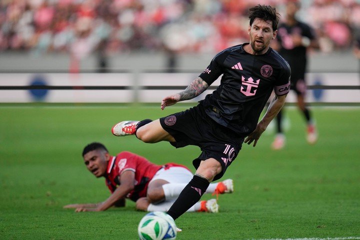 Messi mostró destellos de su calidad en el amistoso (AP Photo/Matias Delacroix).