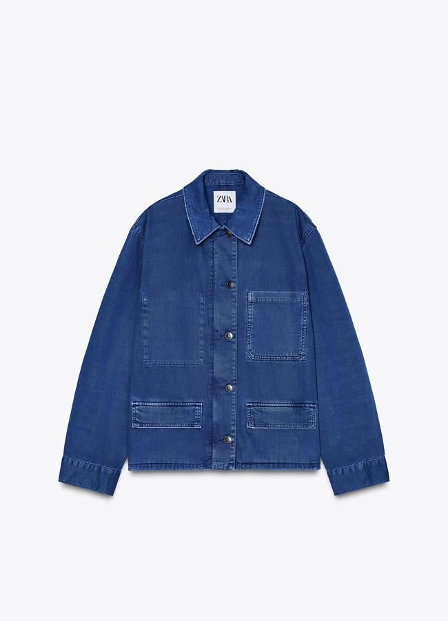 Chaqueta ligera en tejido denim de Zara.