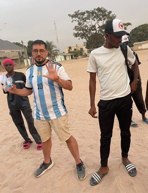 Pablo Degli Antoni junto a Ebrima Wally, DT de Colón de Banjul. (FOTO: Pablo Degli Antoni).