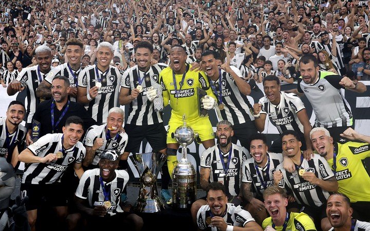 Soccer Football - Brasileiro Championship - Botafogo v Sao Paulo - Estadio Nilton Santos, Rio de Janeiro, Brazil - December 8, 2024
Botafogo players pose for a photo with the Brasileiro Championship trophy and Copa Libertadores trophy in front of the fans REUTERS/Ricardo Moraes