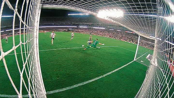 El gol que se perdió Copetti sobre el final, con Pezzella y Martínez en retroceso lento. (Imagen TV).