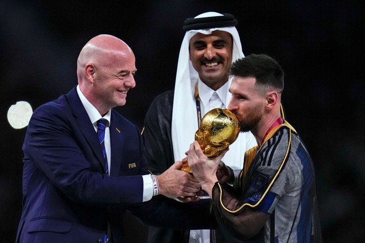 La entrega de la copa a Messi, en el último Mundial. (AP)