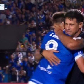 Video: el abrazo de Braian Romero con Sebastián Domínguez luego del gol