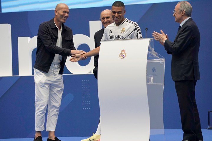 Zidane en la presentación de Mbappé en el Real Madrid. (Foto: AP)