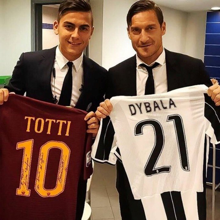 Dybala con Totti cuando Paulo jugaba en la Juventus.