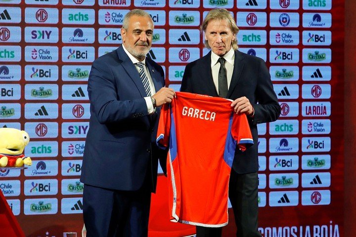 Pablo Milad con Ricardo Gareca durante su presentación. (AFP)