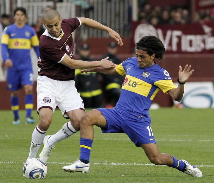 Guido Pizarro, en Lanús, ante Erviti, de Boca, en 2011.