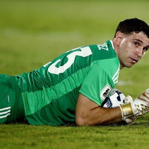 La emblemática marca que alcanzó Dibu Martínez con la Selección Argentina: cuántos la batieron y a quiénes podría superar