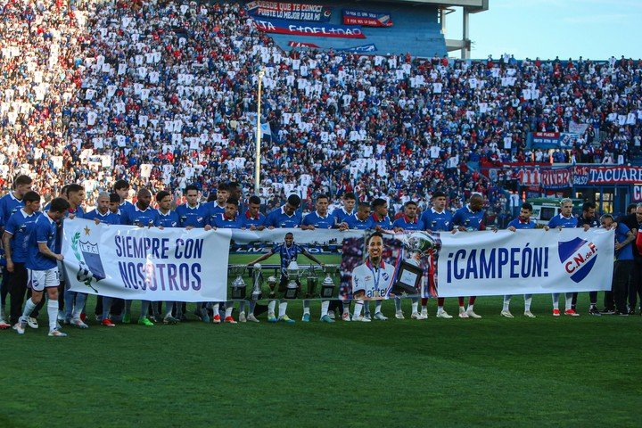 El homenaje a Juan Izquierdo en Nacional (EFE).