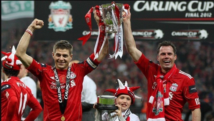 Carragher y Steven Gerrard, alzan la Copa de la Liga.