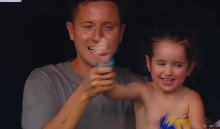 Ander Herrera junto a su hija en el palco.