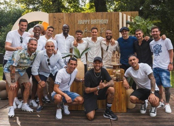 Sergio Rico, Wijlandum, Hakimi, Danilo, Bernat, Herrera, Raphina, Icardi, Verratti, Messi, Sergio Ramos, Navas, Di María, Neymar y Paredes en el cumpleaños de Herrera (IG Ander Herrera).