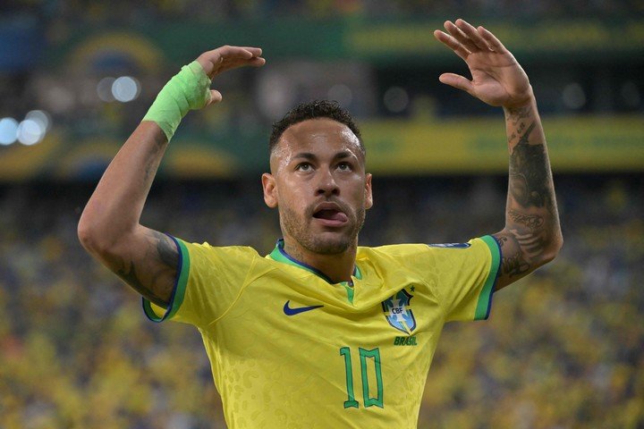 Ney estuvo a punto de volver a Brasil vs. Argentina, pero se volvió a lesionar. (AFP)