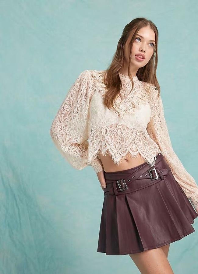Blusa de encaje con mangas abullonadas