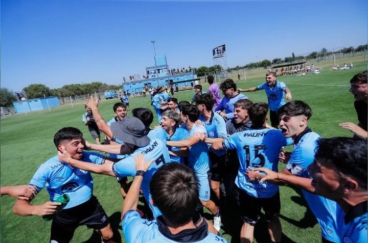 Los jugadores de Belgrano festejan tras derrotar a Platense.