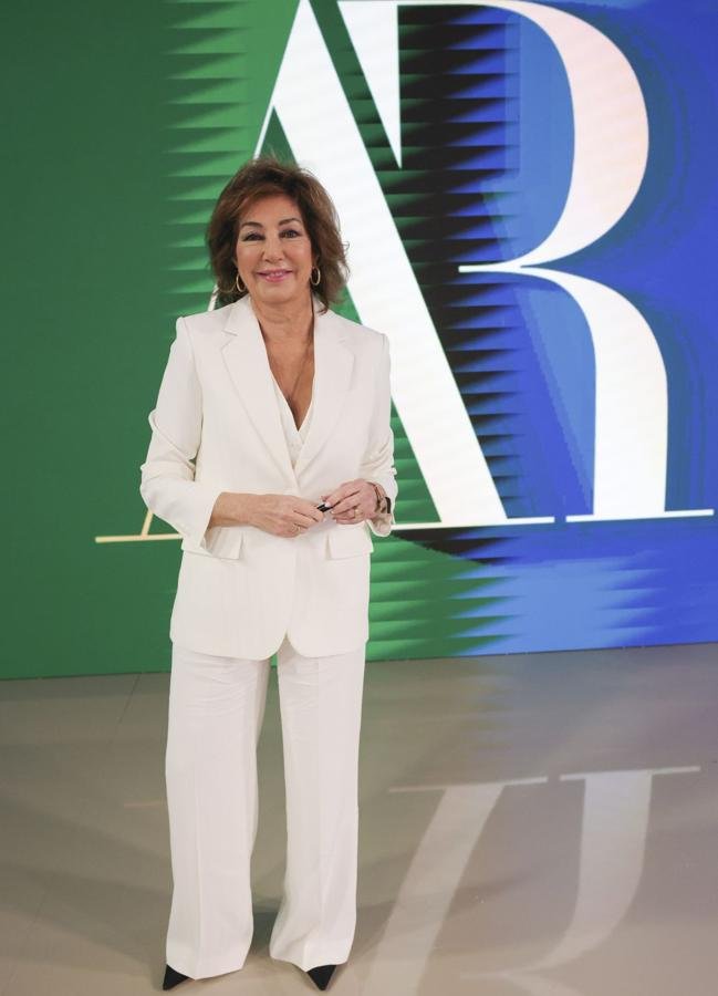 Ana Rosa Quintana con un traje blanco. / GTRES